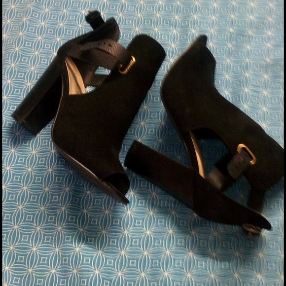 Shoes - Picture 2 of 4